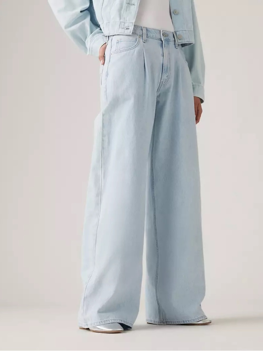 Levi’s | Baggy Dad Pleated Wide Leg Jeans Light Wash Size 30